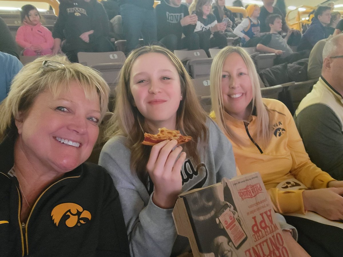 scheeney3361's tweet photo. Cheering for our Hawkeyes! 🖤💛 #FightForIowa https://t.co/BeZRZoTUca