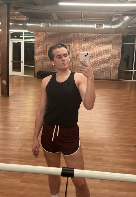 me? at a gym? https://t.co/hR04c6oNMl