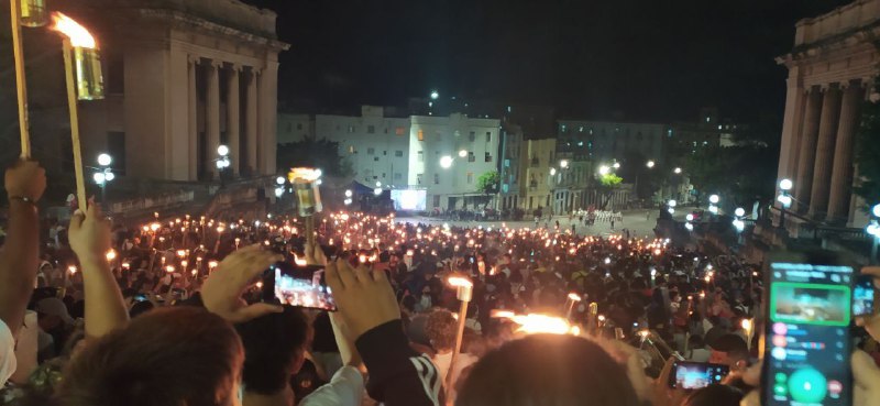 #EnDesarrollo | La juventud cubana ilumina la noche con antorchas para dar la bienvenida al 28 de enero y honrar al Héroe Nacional, José Martí, en el aniversario 169 de su natalicio. #Antorcha2022 
<a href="/cubacooperaven/">Brigada Médica Cubana en Venezuela</a> <a href="/AdanVillavicen5/">Adan Villavicencio Guzmán</a>
<a href="/altunaga_perez/">Esthet Perez altunaga</a> <a href="/CubaVa_Bolivar2/">Grupo Trabajo Estadual Bolívar</a> <a href="/KeylerING/">Keyler</a>