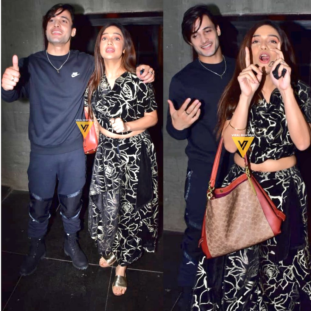 viralbhayani77's tweet photo. #asimriaz &amp; #divyaaggarwal Spotted in Andheri for thier song Promotion's 😍🔥📸 @imrealasim @viralbhayani77 https://t.co/Coyka1i9tJ