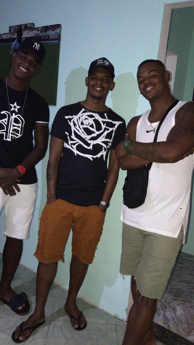 medao05's tweet photo. De sorriso claro e a pele escura,satisfação 😉 @Debu1998  @guilhermeH_00 https://t.co/9CCQuKQFY0
