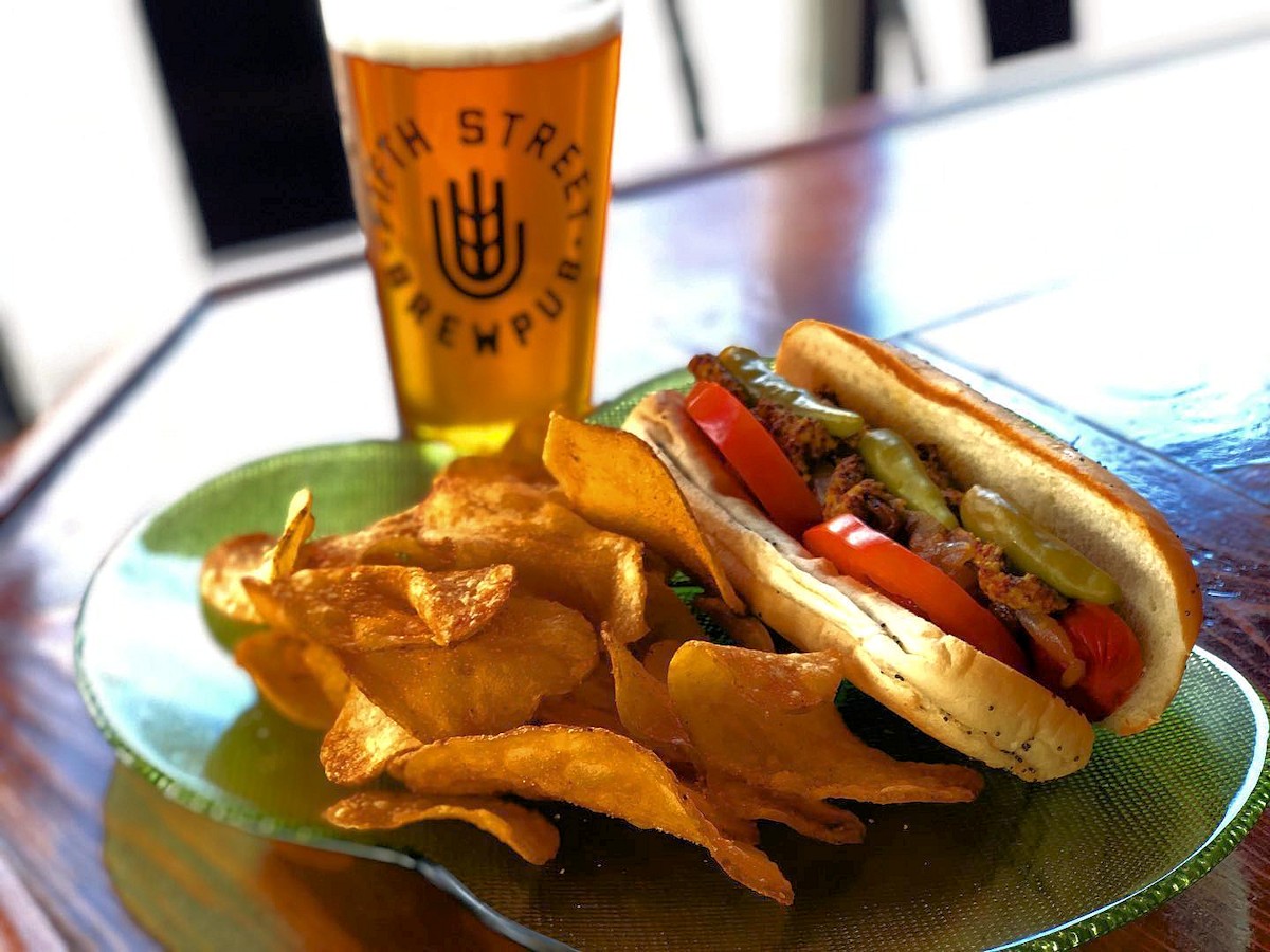 FifthStBrewpub's tweet photo. Our Weekly Feature is a Wagyu beef frank! Itโs topped with caramelized onions, tomatoes, pickled sport peppers, and whole-grain mustard, all in a poppy seed bun. Best served with a pint of our Ice Breaker!
#CraftWithCare #fsbrewpub #weeklyfeature #dayton #wagyu #beer #drinklocal https://t.co/jP2mBSPR1E