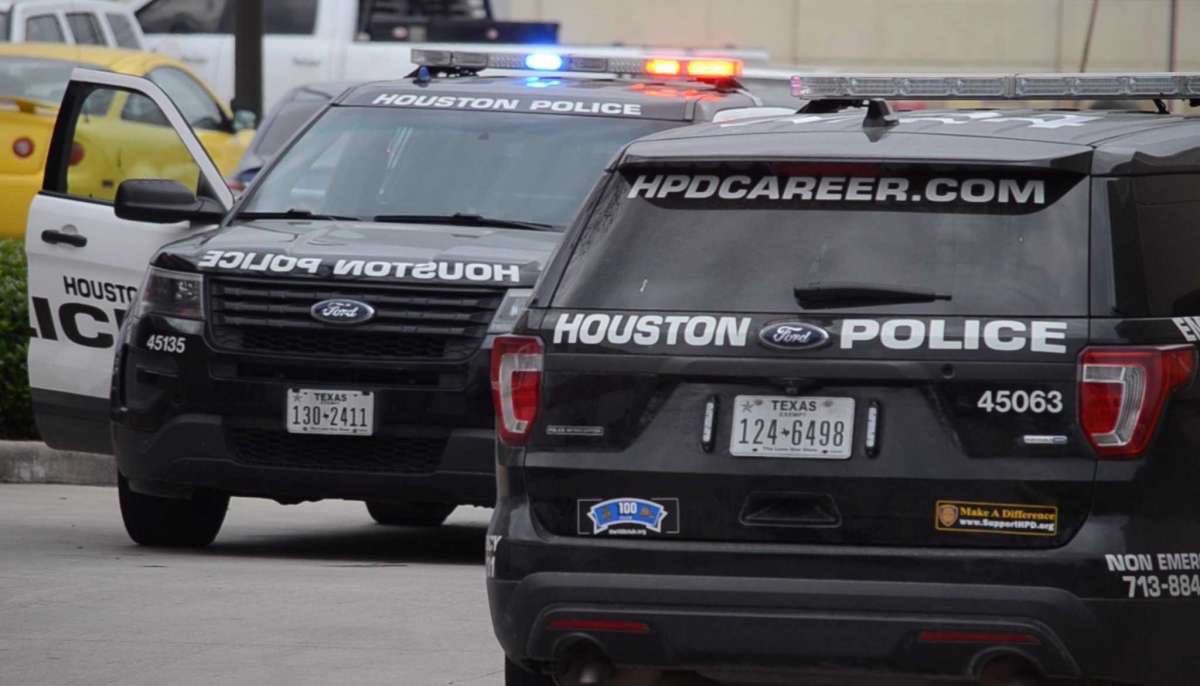 Red_Wave_News's tweet photo. (BREAKING NEWS) - 

3 Houston police officers have been shot. A manhunt is now underway. 

We do not know the condition of the 3 officers shot

This story is developing. We will continue to update as we learn more.

We will pray for all involved. 

#BREAKING_NEWS #HOUSTONPOLICE https://t.co/vSn3pgRUrv