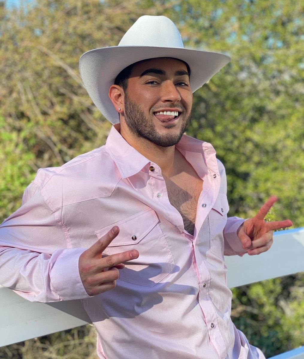 MannyMua733's tweet photo. giddy up 🤠 https://t.co/fKnx2xQ5Vh