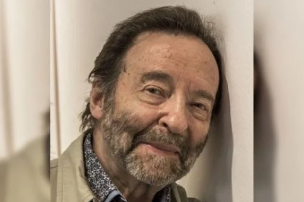 Fotógrafo René Robert cai e, sem ajuda, morre de hipotermia em praça.

Fotógrafo de 85 anos passeava por Paris quando caiu e ficou nove horas desacordado no chão, sem receber qualquer ajuda.

Leia: cutt.ly/cOyN5mF