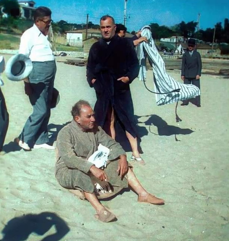 Atam bir çeşit Crocs mu giyiyormuş yoksa bana mı öyle geldi? 
Crocs bile karizmayı bozamamış :) :)