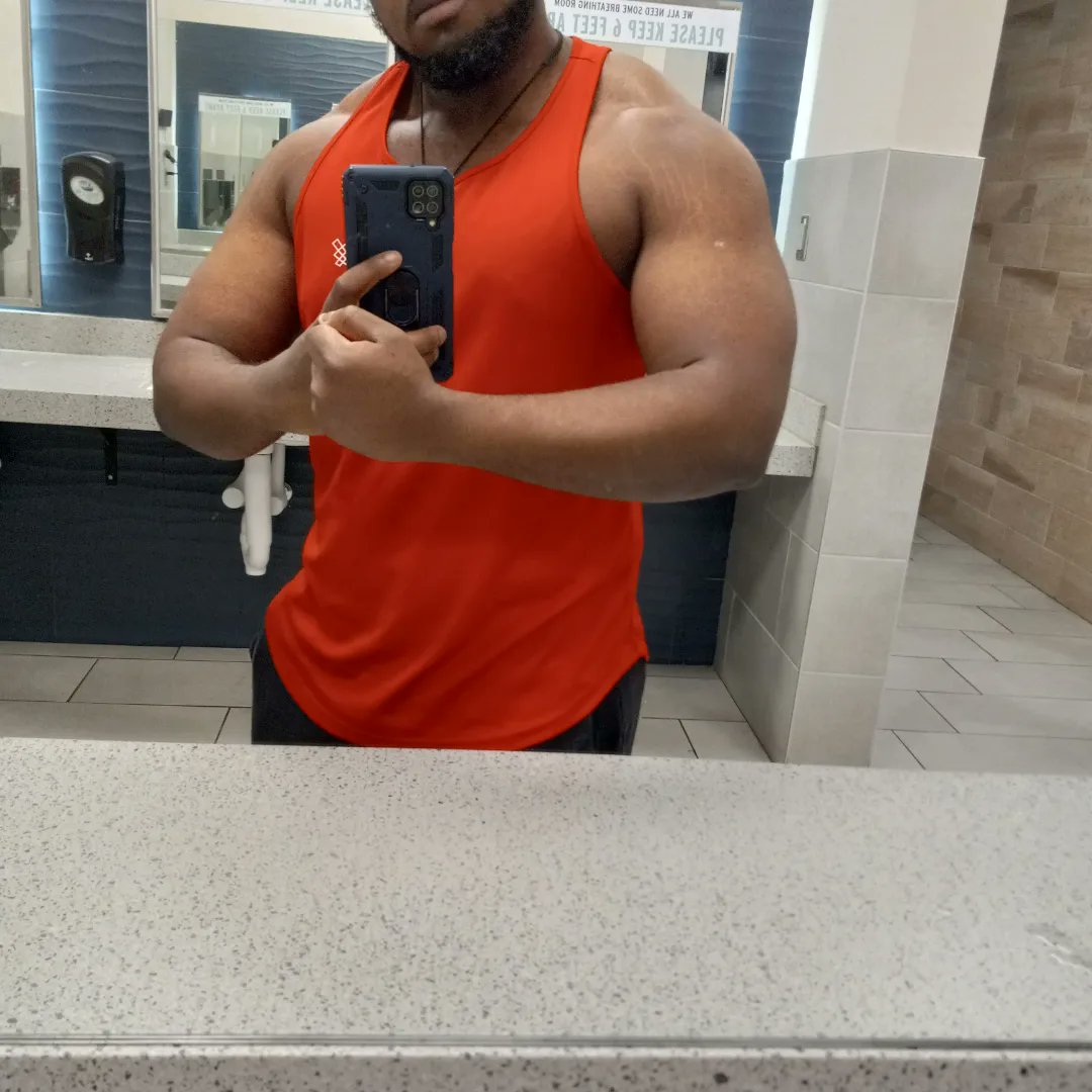 Alexthiccfit's tweet photo. Chest tris with friends today, diff some.diff stuff which got me a nasty pump 💪🏾😈 #gaybodybuilder #muscle #musclebull #growme #worshipmybody #supportthegrowth #Beast https://t.co/R50lvqYWCF