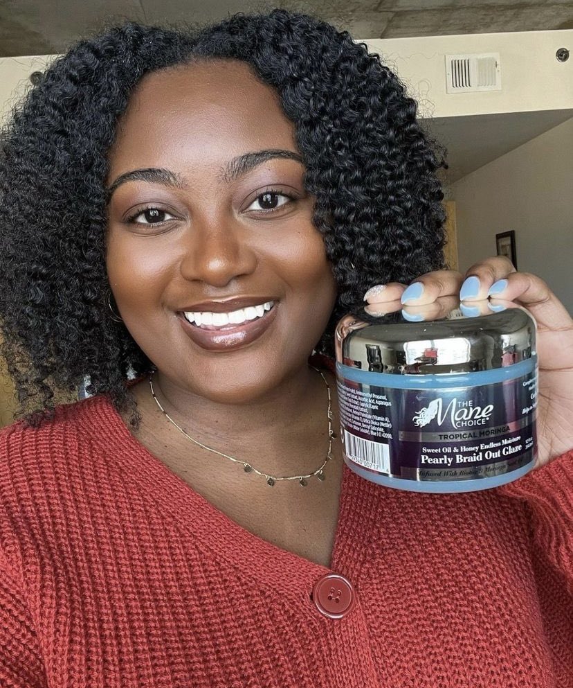 Beautiful definition by @itsonlyjasnicolen using our Tropical Moringa Pearly Braid-Out Glaze! ​

​Grab this amazing styler at your local <a href="/Walgreens/">Walgreens</a>💜​

#TropicalMoringaCollection #TheManeChoice