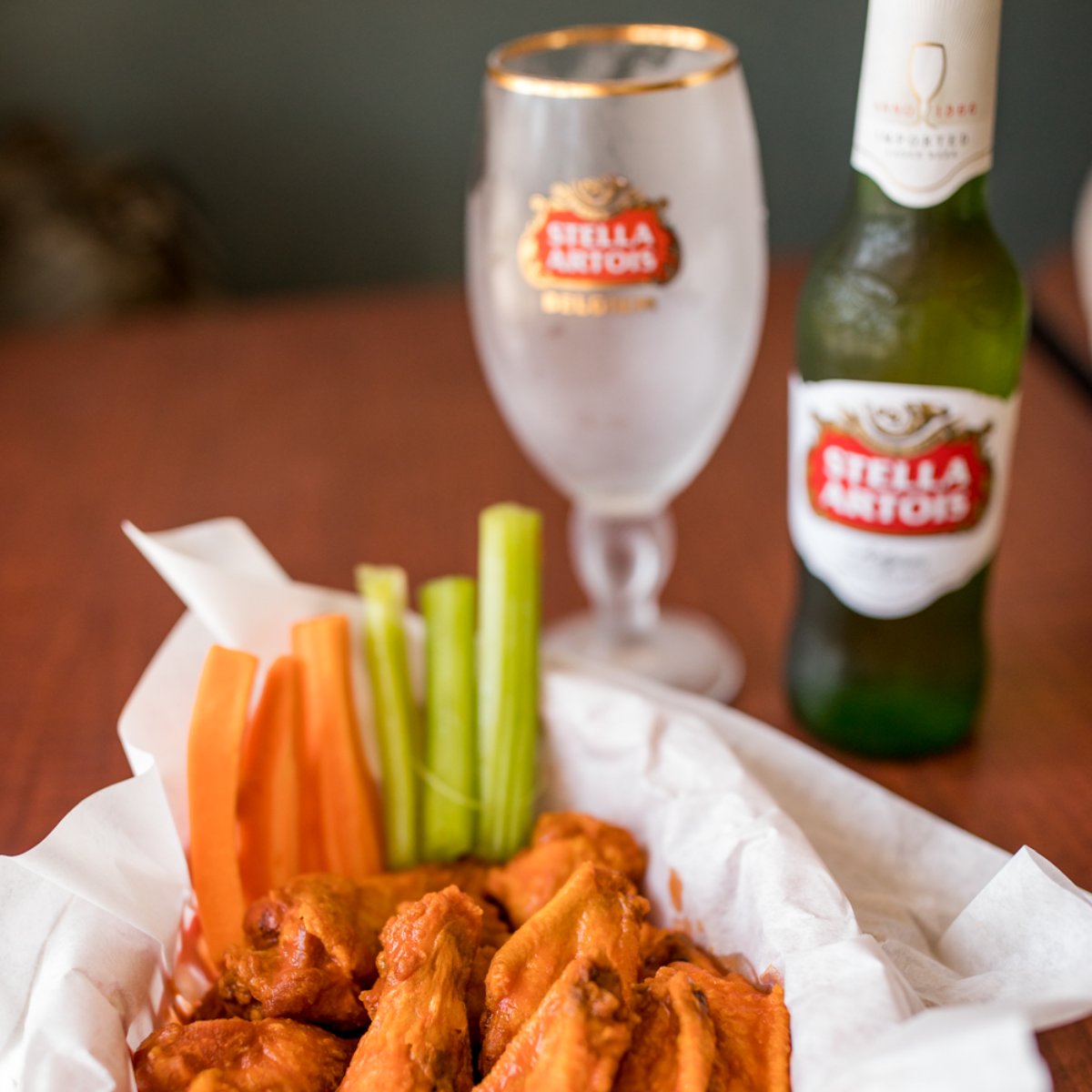 hotwingscafe's tweet photo. There's nothing better than a cold beer and wings after a long week. https://t.co/4RM5XpPlVY