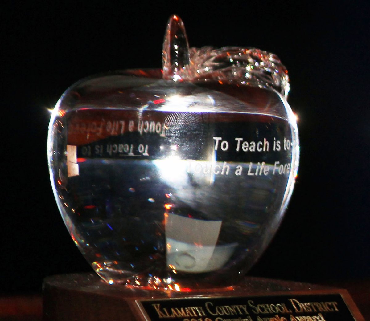 Do you know a Klamath County School District teacher or staff member who makes an extra effort to inspire and help students? If so, consider nominating them for a Crystal Apple Award. kcsd.k12.or.us/district/cryst…