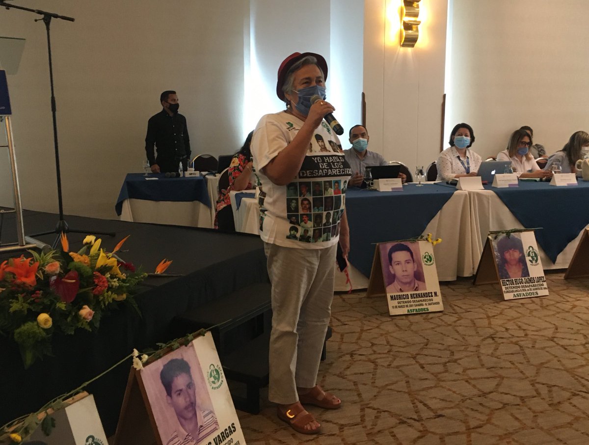 UBPDcolombia's tweet photo. #Ausencia
“Escucho la voz que nunca llega
el timbre que nunca suena
los pasos que imagino y no se sienten”

Aura María Díaz de @ASFADDES, madre de César Sepúlveda Díaz, desaparecido en #Bucaramanga, describe en un poema, la tragedia que viven las víctimas de desaparición forzada. https://t.co/YfczxTGyUJ