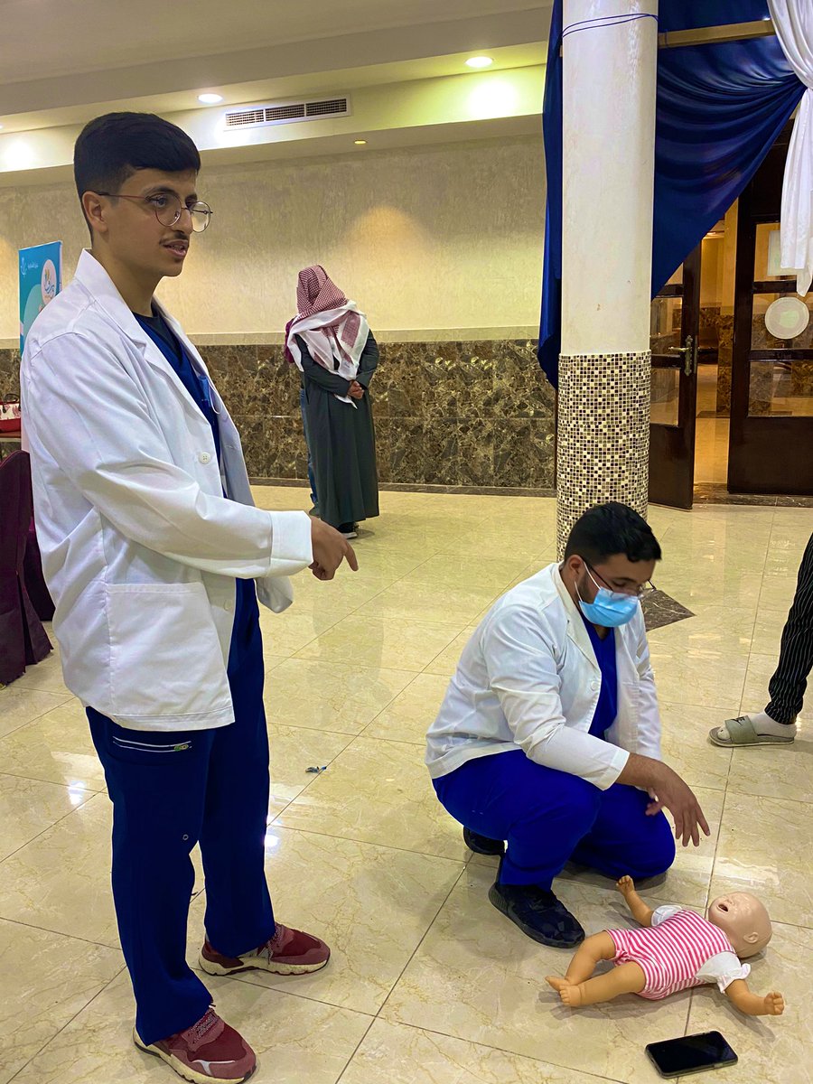 Internal_Med1's tweet photo. ضمن فعاليات التوعية بأساسيات الإسعافات الأولية #كلنا_مسعفين 

أقيم مساء الخميس برنامج تدريبي للمشاركين في برنامج وارف لطلاب المرحلة الثانوية التابع لـ@abeq_2020 

#جامعة_بيشة 
#كلية_الطب_بيشة https://t.co/axhJrlcg6P