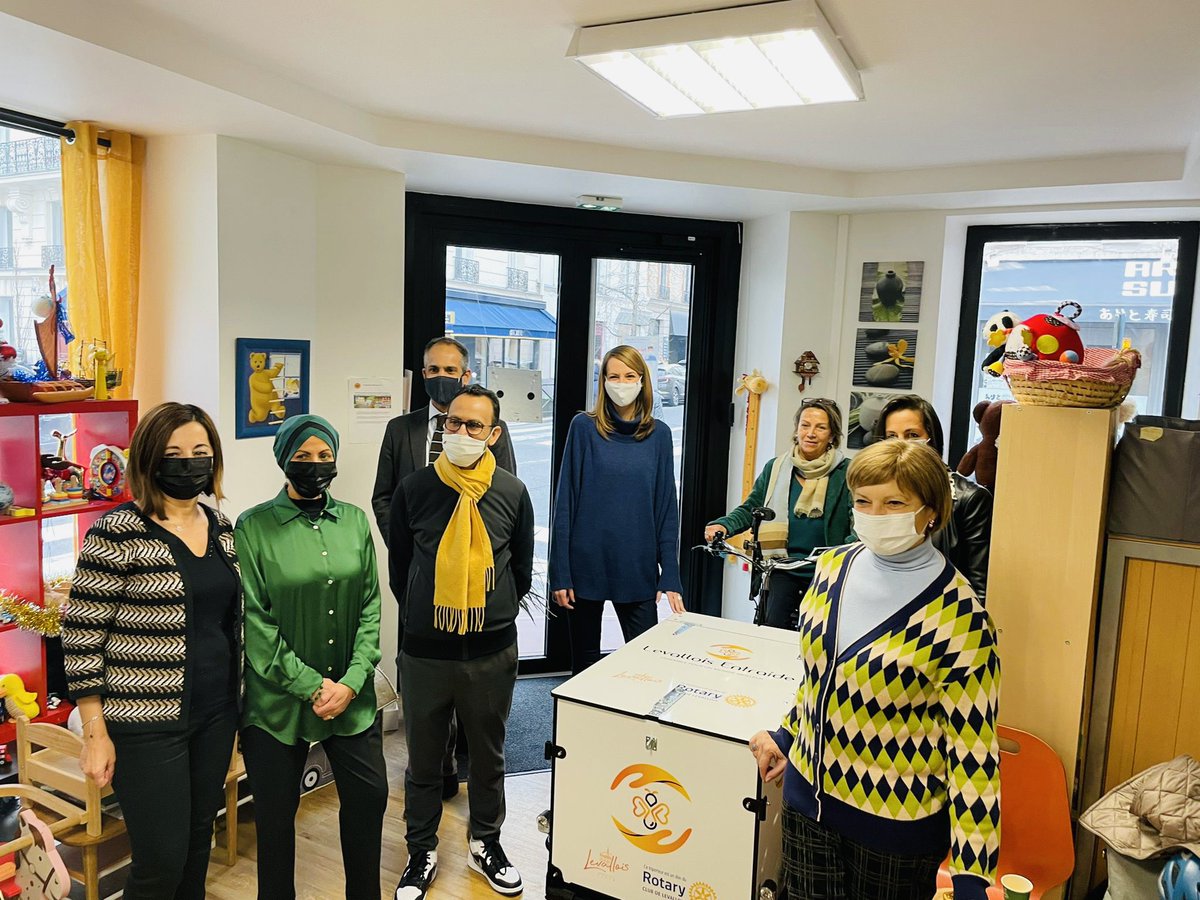 lev_entraide's tweet photo. Notre triporteur électrique : une belle action écologique et solidaire🧡 grâce au don du Rotary Club de Levallois et au soutien de la Ville😊 #triporteurelectrique
#ecologie
#zerocarburant
#don
#rotaryclub 
#partenariat
#solidarite
#villedelevallois
#levallois
#levalloisentraide https://t.co/ulfLmBuKk6