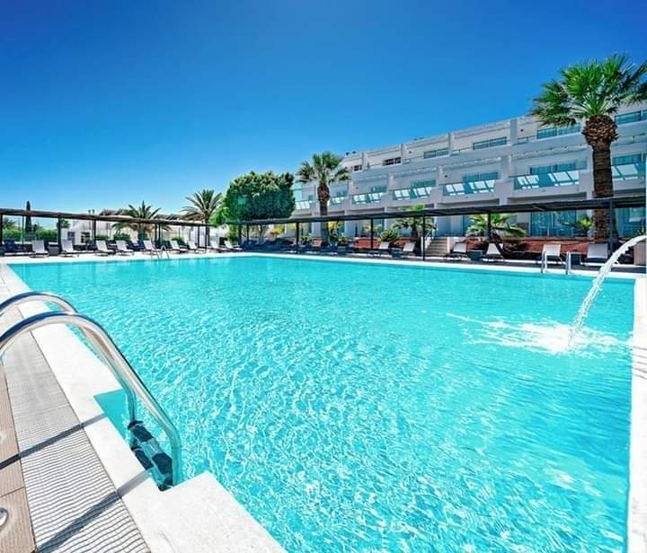 Family hotel recommendation 👨‍👩‍👧‍👦
The 4⭐️Æquora Lanzarote Suites  has families covered on their next holiday
💙 Children’s clubs and splash pool for the little ones 
🏖 Close to Los Pocillos beach
🎶 Live music, professional shows and more!
📞or 📲 whatsapp for a quote 07764 571411