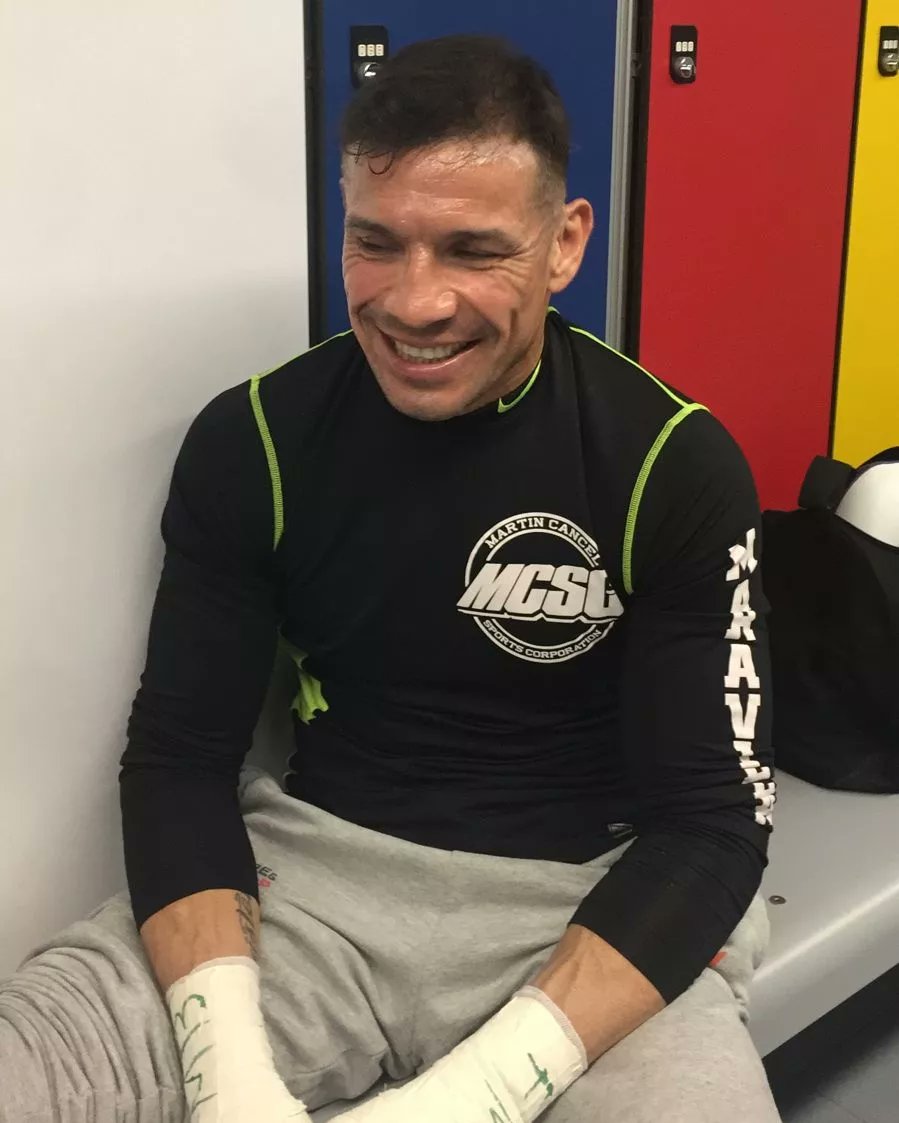 LeoBenatar's tweet image. A los 47 años, muchos apenas si podemos agacharnos a atarnos los cordones.
No tiene chances de no ser criticado, gane (como hoy) o pierda (como estan esperando).
Una condicion física que no se puede lograr sin trabajo @maravillabox llevó a la escuela a un boxeador 20 años menor.