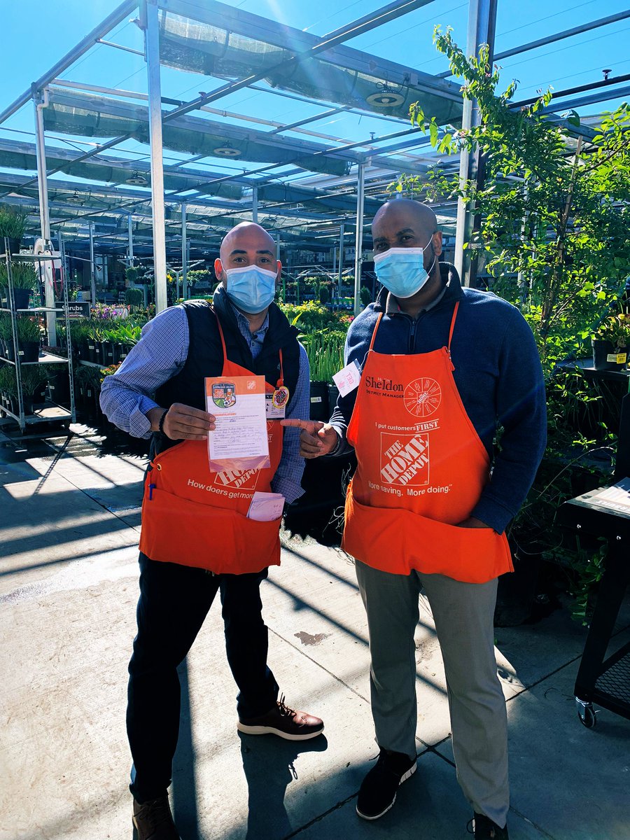 Marc, our MASM, receiving some well deserved recognition and a #HomerAward from the DM Sheldon! His tremendous #Leadership in the store! Building up the team and driving career growth! Great job on a Store Walk with the boss! 💪🏼💪🏼💪🏼 #SOULof406 #D66Good2Great #Appreciation