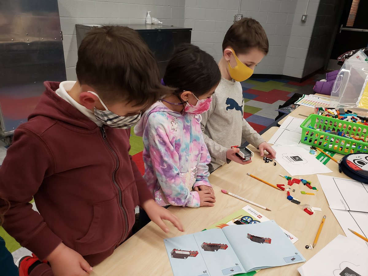 carsonteach's tweet photo. Teamwork &amp; Collaboration! Pure engagement! @FIRSTinMichigan We launched our Explore program today.  20 teams in West Bloomfield!!!  @aquinn123 @andreafog @WBRobotics @wbloomfieldschl https://t.co/usCZAop099