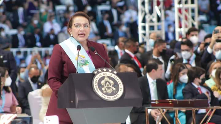 Cgallardorr's tweet photo. A la expectativa de que nos va traer este nuevo gobierno liderado por @XiomaraCastroZ, pero seguro de que se vienen cambios positivos en Honduras.

¡Le deseo suerte a todos los que van a conformarlo!

#SeFueron #Honduras #XiomaraPresidente https://t.co/uErdXBX20r