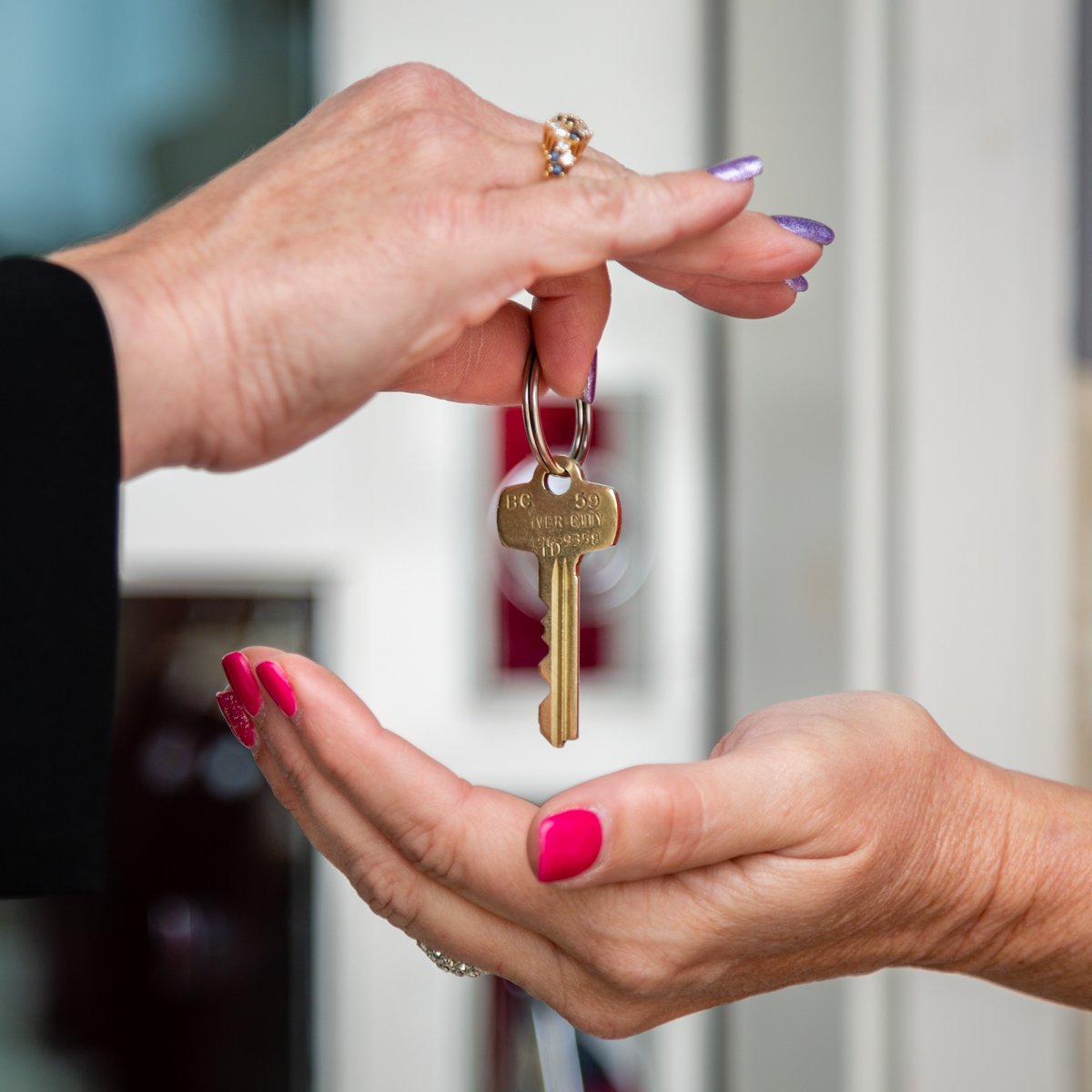 SmithTeamswfl13's tweet photo. The key to homebuying success? Reaching out with a helping hand for my clients every step of the way. If you're looking for a new property in Cape Coral or Fort Myers, call me at (239) 789-5351. I'll be there. #TheSmithTeam #KatieSmith #RealEstate #FortMyersFL #CapeCoralFL https://t.co/GdoW3Pi2CA