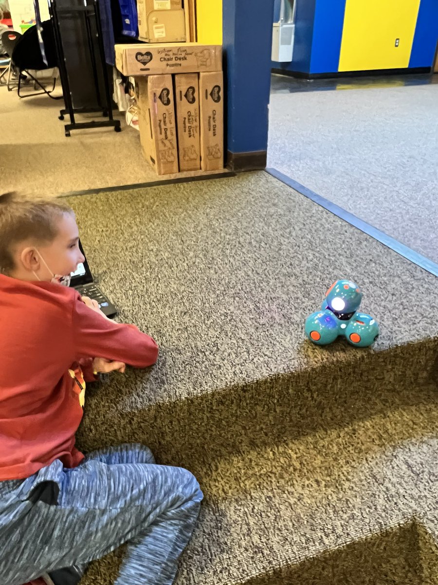 MrsR_Reads's tweet photo. Our 3rd, 4th, and 5th grade coders @WilliamPennES and @BASDLincolnCS practiced their skills with @WonderWorkshop Dash robots and Bee-Bots this week #BASDIgnite https://t.co/Bs1tOJXPj1