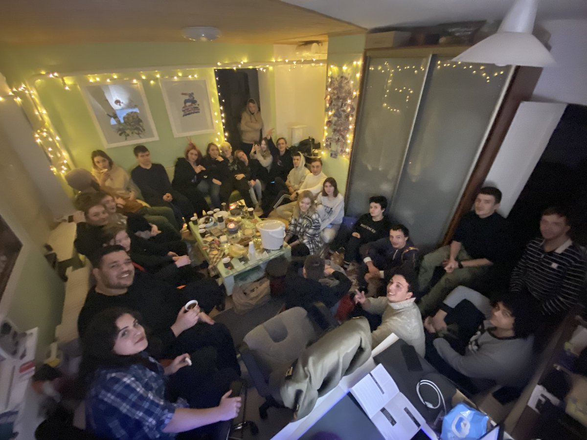 FirstUnder's tweet image. А я ещё меня многие не знают тут с другой стороны. Я люблю все что связано с людьми и сошиал. Вот у меня дома проходят учётные вечера, где ребята делятся своим мнением о Библии, религии, вере и прочих вещах о которых не принято открыто говорить. Мест не было от слова совсем.