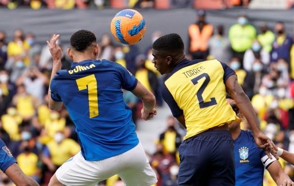 SbastienMlires1's tweet photo. Si Ecuador Vs Brasil fuera una película 🍿 

-Cobra ‘Dida’ Kai
- El Ave Felix 
- Moisés en su tierra prometida 
- El Var habla portugués 
- Robo en la cancha https://t.co/zxYZVCP5pw