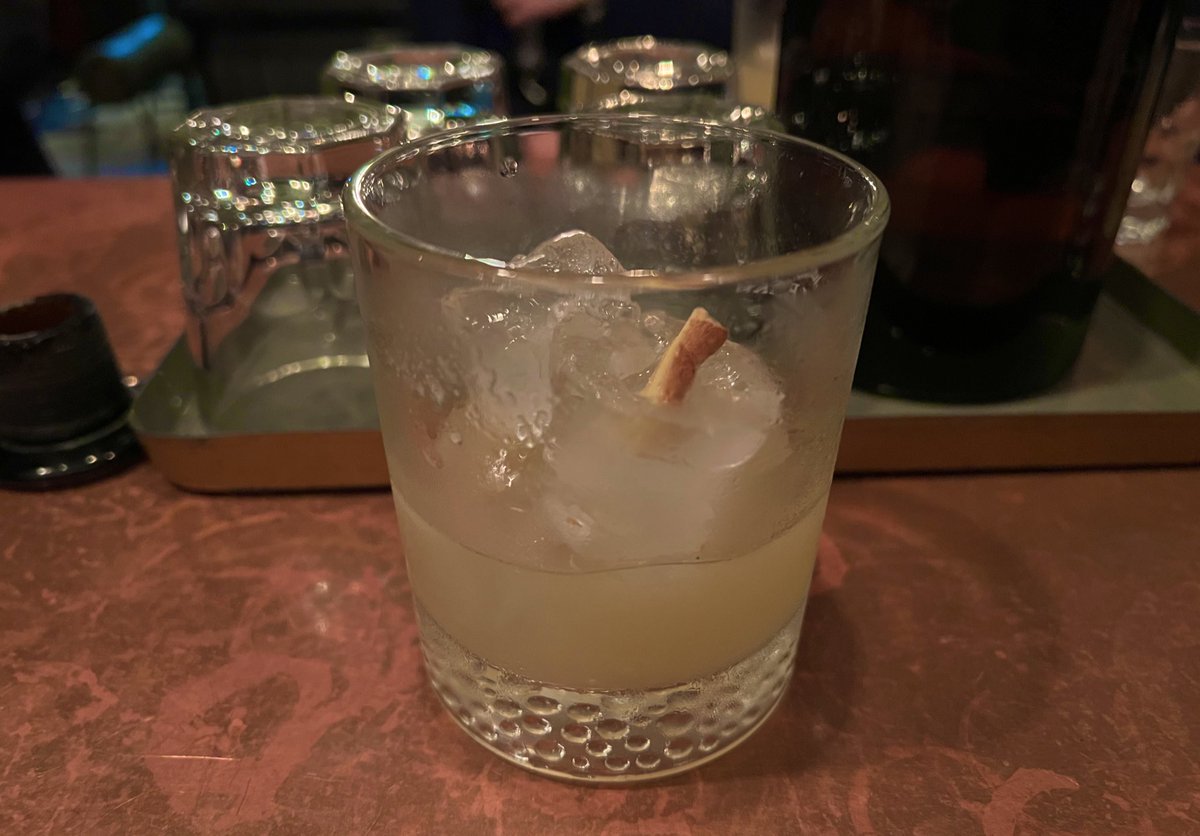 albertoz1st's tweet photo. Dzień lżejszy nie był, ale przynajmniej zakończył w miłym towarzystwie. @zrodlobar w #Poznań jest miejscem, które każdy alkokoneser powinien odwiedzić. Nie wiem czy ten chłopak za barem ma naprawdę na imię Janusz, ale umie w penicylinę, old fashnioned i inne takie. Salute! https://t.co/eaDdlqFlOs