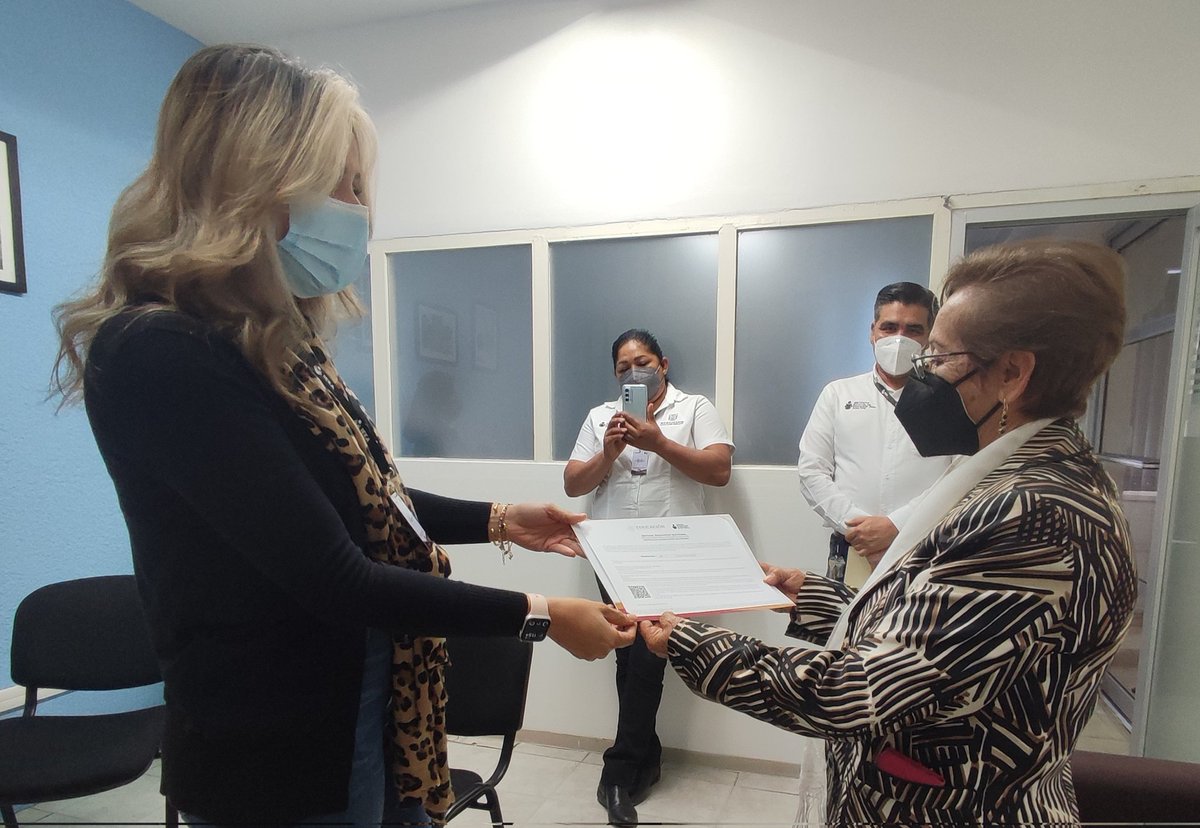 IEEA_BCS's tweet photo. En representación de la directora general, Diana Von Borstel, la directora de Acreditación y Certificación, Rocío Ruiz, entregó un certificado a la Sra. Virginia Corona, quien a sus 73 años, concluyó su secundaria.
!Muchas felicidades¡
#BCSNosUne #LaEducacionTransforma https://t.co/VW7y87W1bd