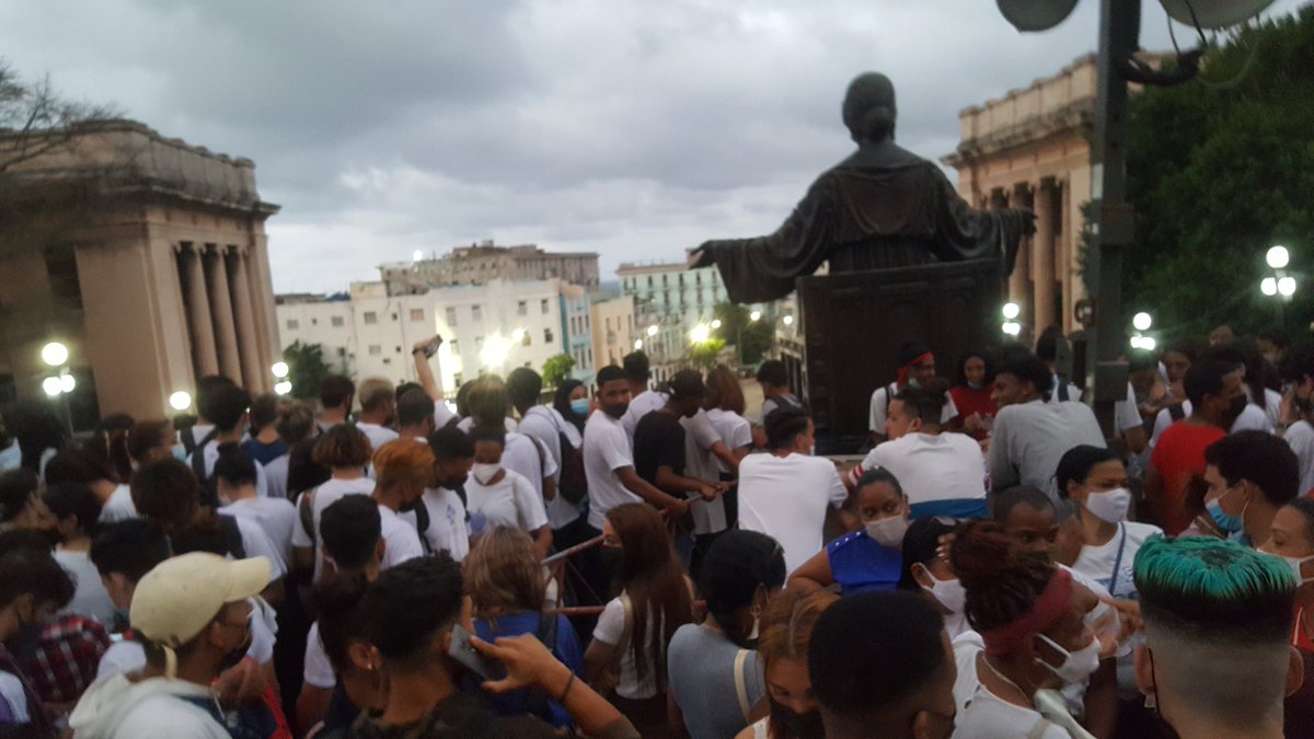 ¡Madre, yo quiero esa estrella para alumbrar a mi patria! #MartiVive #MarchaDeLasAntorchas #Antorcha2022 #SomosUCI #SomosContinuidad <a href="/DiazCanelB/">Miguel Díaz-Canel Bermúdez</a> 
<a href="/universidad_uci/">Universidad de las Ciencias Informáticas</a> <a href="/raydelmp/">Raydel Montesino Perurena</a>