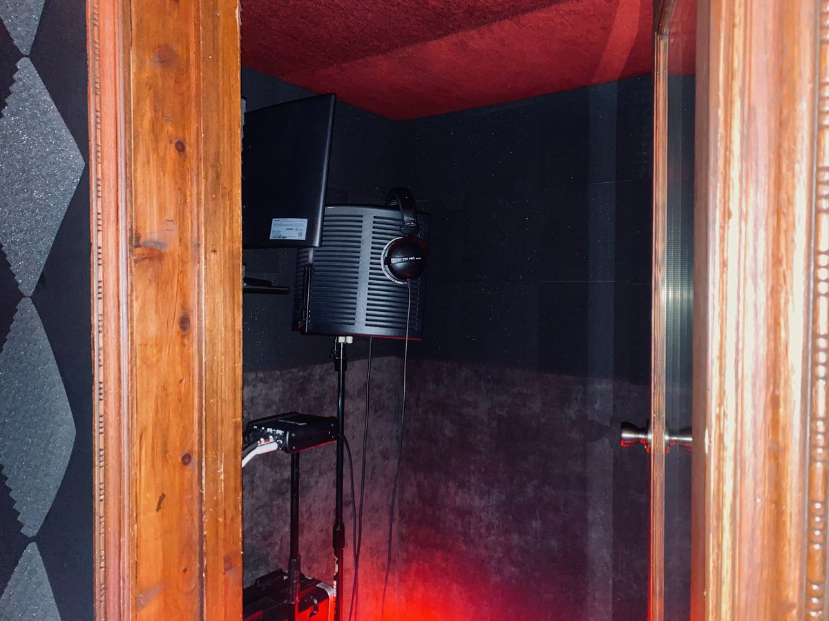 twogsbg's tweet photo. Recording studio located in North Hollywood 

instagram: @bossgangstudio 

$35/hr with engineer or $120 for 4 hours
$30/hr without engineer or $100 for 4 hours

420 friendly 

Services: 
- recording 
- mixing
- mastering https://t.co/GXyV2ZGiGF