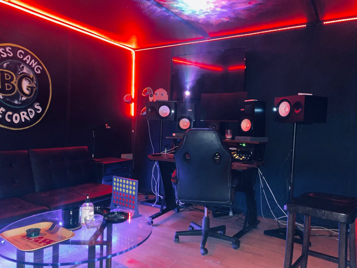 twogsbg's tweet photo. Recording studio located in North Hollywood 

instagram: @bossgangstudio 

$35/hr with engineer or $120 for 4 hours
$30/hr without engineer or $100 for 4 hours

420 friendly 

Services: 
- recording 
- mixing
- mastering https://t.co/GXyV2ZGiGF