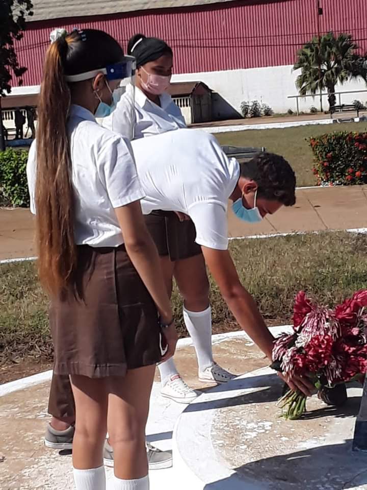 AlbertoUjc's tweet photo. Profesores y estudiantes del Instituto Politécnico "Zenén Mariño Vargas" rinden Homenaje  al natalicio de nuestro Apostol José Martí. #CubaViveEnSuHistoria 
#ujcbaragua https://t.co/1w9DV4ovoA
