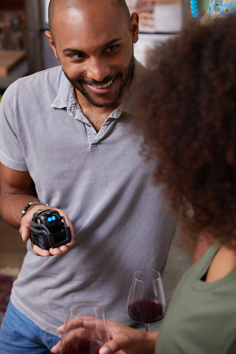 DDL_Robotics's tweet image. Does your #VectorRobot prefer to hang-out next to you on your desktop or be held? #HeyVector