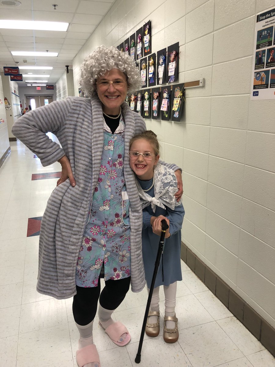 MilfordKClass's tweet photo. I had the best time today with this elderly group! They sure have a lot of energy to be 100 years old 😊! Happy 100th day! @MaryBAustin @MilfordKClass https://t.co/bVur8NiwaD
