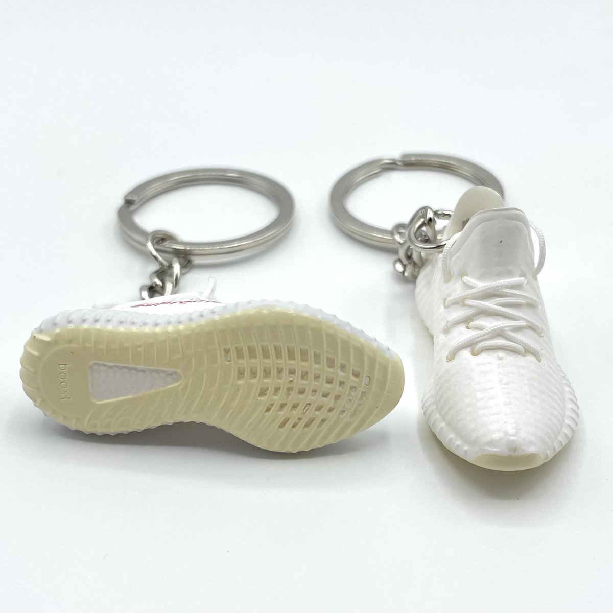 Yeezy 350 Boost x Supreme “White” #sneakerkeychain mvdeshop.com