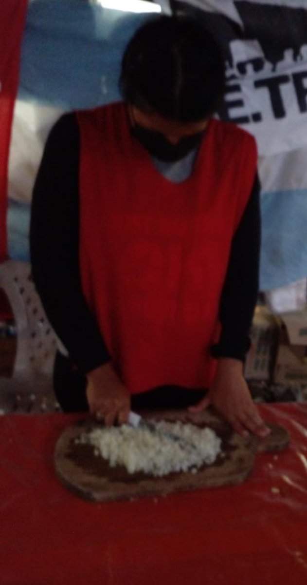 FuerzaColeCanu's tweet photo. 🍛Merendero "La Lunita " Lxs compañerxs prepararon comida para la cena del miércoles. 
Para compartir y ayudar para a las familias  del 
🍛Barrio Altos Verdes, Máximo Paz 
🍛Cañuelas, prov. de Bs. As. 

#ArgentinaUnida 
#FetraesCañuelas 
#LaPatriaEsElOtro 
#NadieSeSalvaSolx https://t.co/aIh7Qk6ycW