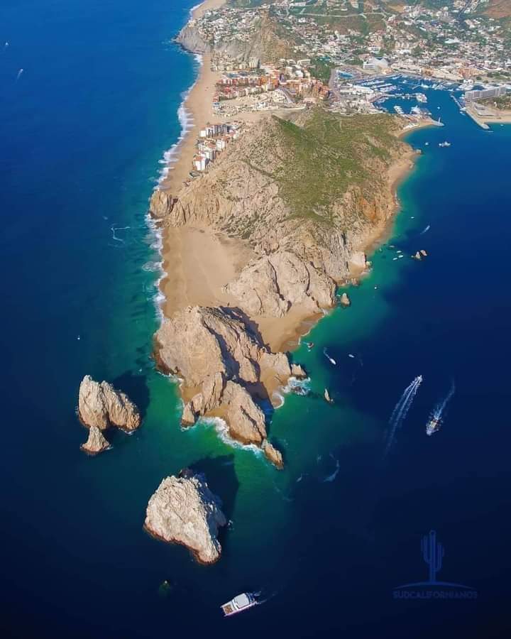 Mex_enunaFoto's tweet photo. Cabo San Lucas, el último rincón de la península de Baja California, donde se encuentran el Golfo de California y el Océano Pacífico https://t.co/lptqmmxMWV