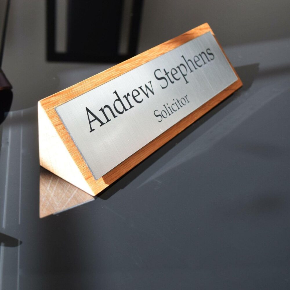 #DeskPlaque #DeskSign #oakDeskPlaque #Officenameplate #wooddesknamesign Solid Oak Base Silver Brushed Office Plaque, Stylish Personalised Desk Name Plate, Desk Plaque laserarts.co.uk/product/solid-…