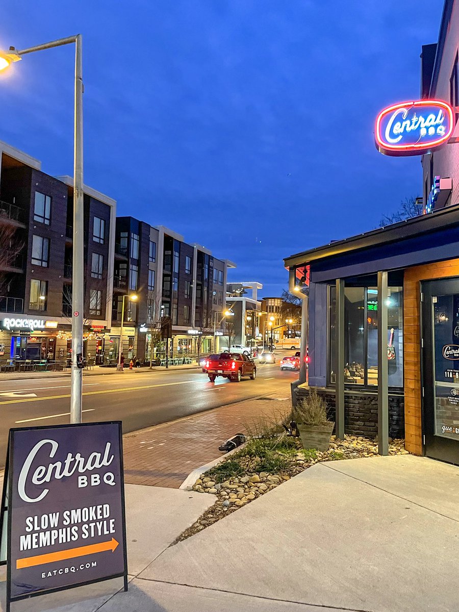 UofMReslife's tweet photo. Let’s do Nashville but with some Memphis style BBQ! 

Looking forward to meeting a bunch of new Tigers tonight and sharing about the #TigersLiveHere experience!

#UofM #GoTigersGo #MEMBound #WelcomeHome #UofM26 #Fall22 https://t.co/TUBJJ4QM71
