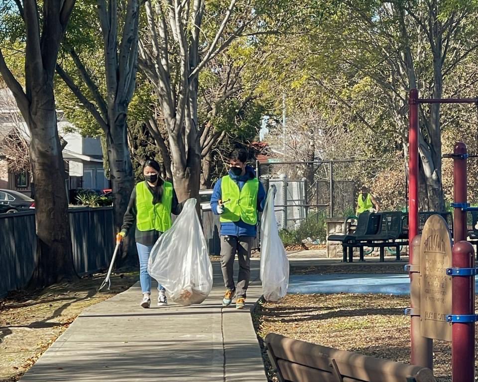 MayaEsparzaSJ's tweet photo. Last weekend, we held a Litter Clean Up at Lone Bluff Park with the Lone Bluff-Senter Neighborhood Association collecting 26 bags of trash! Huge thank you to Orlana and the other community volunteers!

#sanjose #SanJosé  #littercleanup https://t.co/4kX8SwepXI