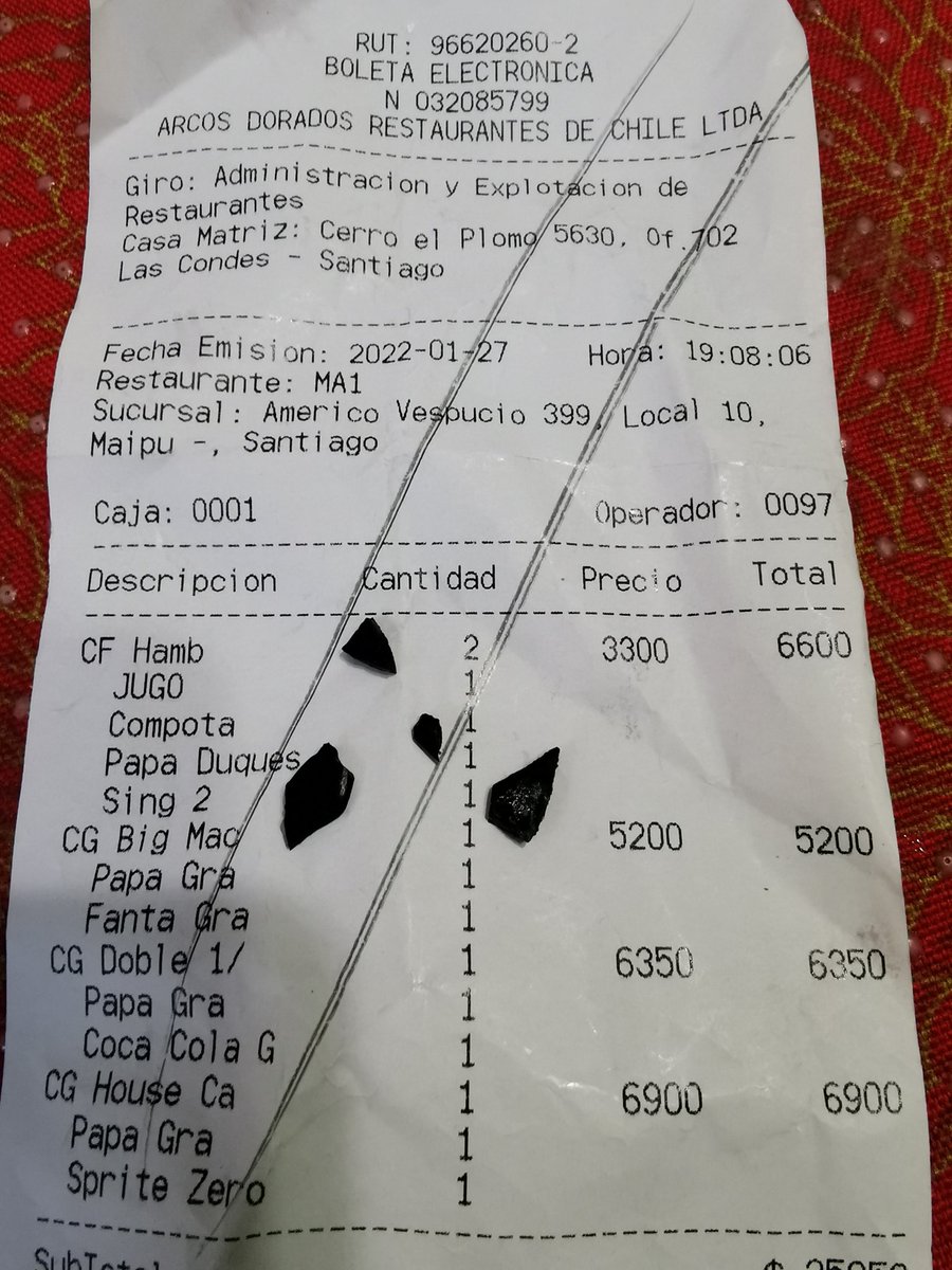 fernandez_usach's tweet photo. @McDonalds_Cl Compre en la tienda del Mal Arauco Maipú y mi Club House venia con pedazos de plástico duro al interior. Menos mal no le salio a mis hijos que estan cambiando dientes. https://t.co/KJZ5l4j77b