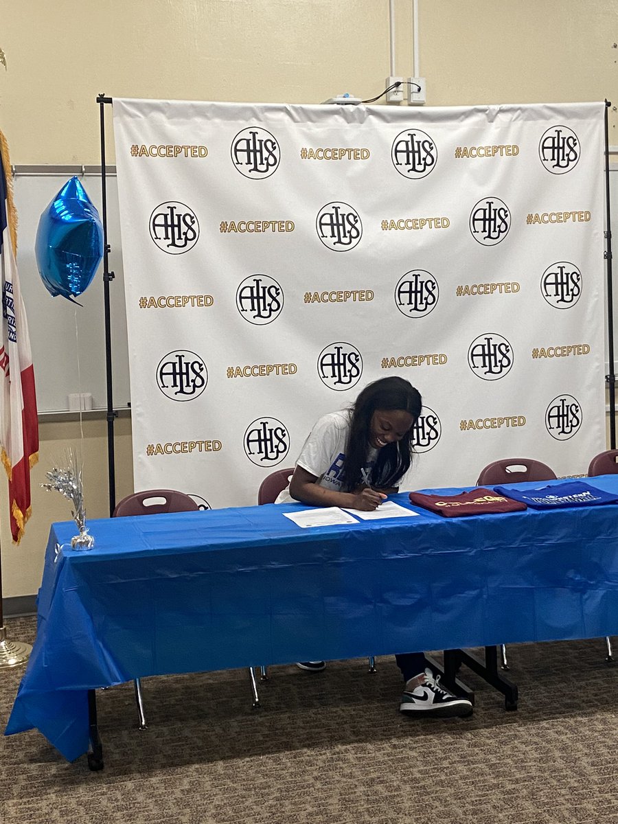 VolleyballRails's tweet photo. Congrats to @lj2003 on continuing her academic &amp; athletic career at Iowa Western! We are so proud of you🤍🏐 https://t.co/GqVX0Yp9wf