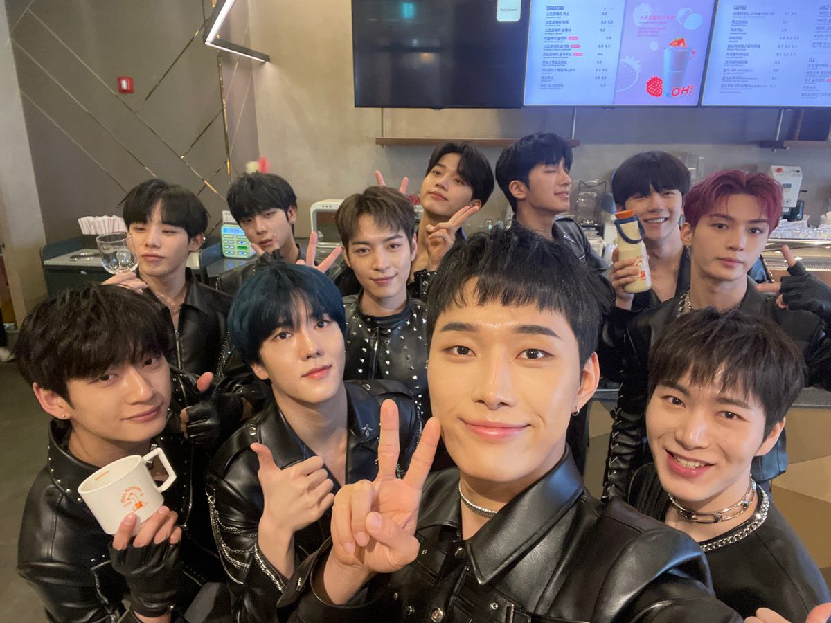 OmegaX_official's tweet photo. [📸] 

다같이 달콤커피 가서
맛있는 것도 먹고 ☕️
OMEGA X 영상도 봤어요‼️

#OMEGA_X #오메가엑스 
#다날엔터테인먼트 #달콤커피 https://t.co/tFcs6NExIc