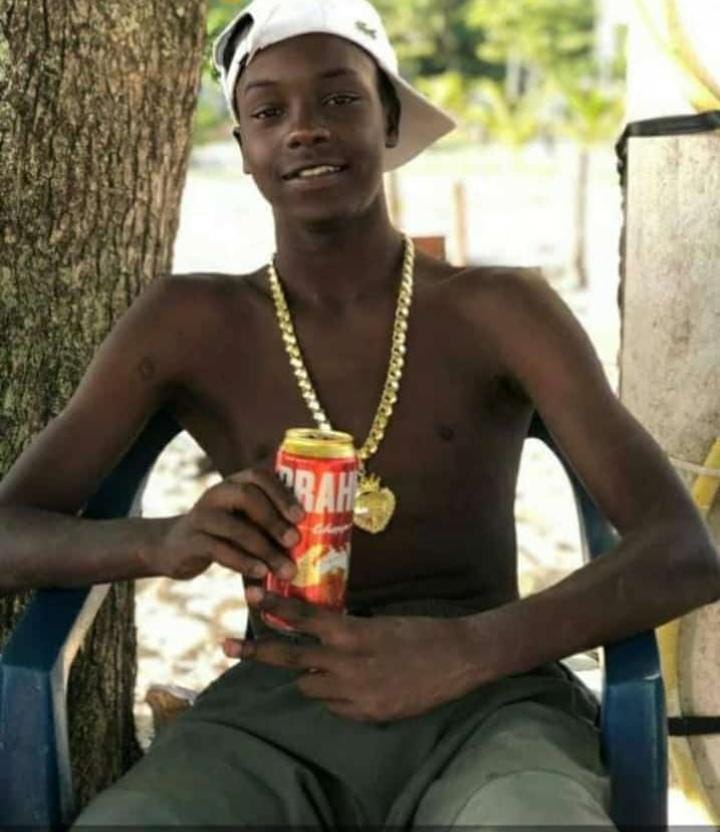 Q papai do ceu Guarde vc em um bom lugar irmãozin, nunca vou esquecer vc mano, Tu foi um amigo sem palavras snrz😭😭 Quando me deram esse noticia ruim sua,  Passou um filme na minha mente de nos na infancia, jogando bola, zoando na sala de aula perturbando geral no recreio😭💔🤬