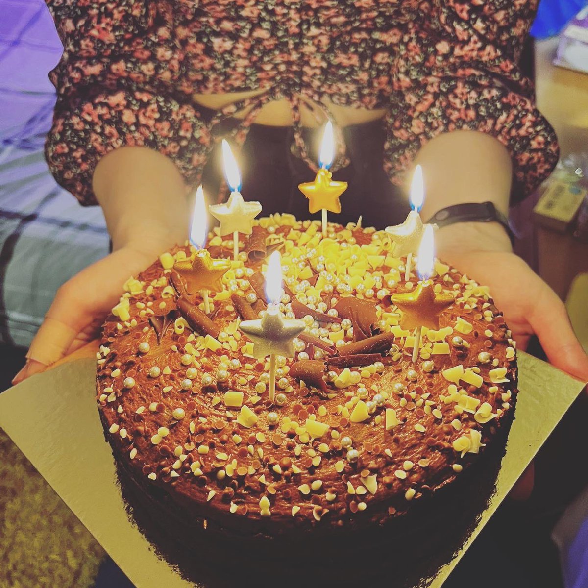 SkyeLi27's tweet photo. Thank you guys so much for the birthday party!!🎂🎂❤️❤️❤️AMAZING NIGHT!! Best flat ever!!!! Love you guys 😘😘😘😘@sophiabbarlow @harrykelsall @QuelchJordan @PriyankaMowlali https://t.co/FX6wAqbzUm