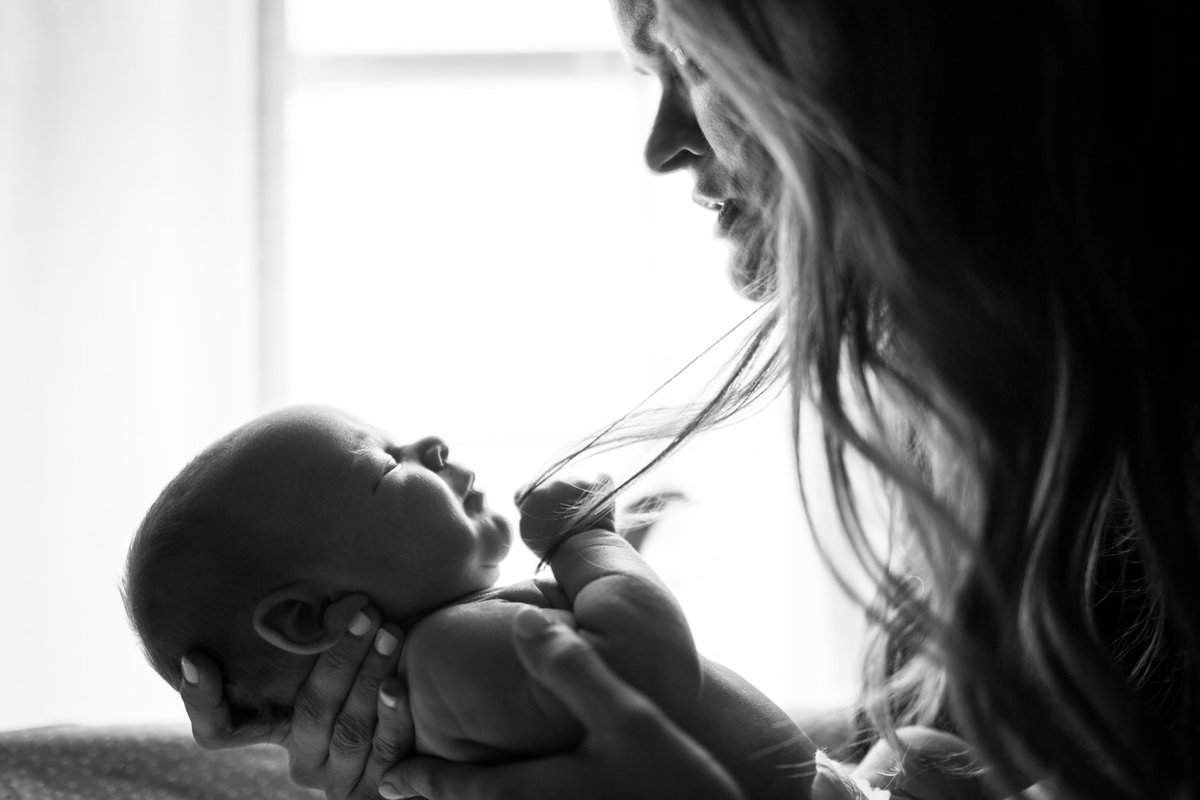 AAinkaren's tweet photo. "Solo cuando te tuve por primera vez en mis brazos pude comprender lo que sintió mi madre al tenerme en los suyos"

#fras #cita #quote #maternidad #embarazo https://t.co/fpziyBzrMV