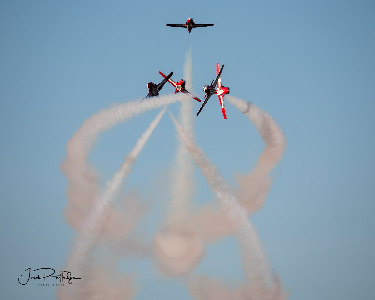 jmrutl01's tweet photo. Canadian Forces Snowbirds at the 2019 Birds and Brews Air Show in Columbus, Indiana. Birds and Brews was a unique, one-evening air show hosted in the middle of the week.
#KBAK #snowbirds #tutor #ct114 #aviation #airshow #columbusindiana #nikon #avgeek #airshowsareback https://t.co/TVOEPG6PHr