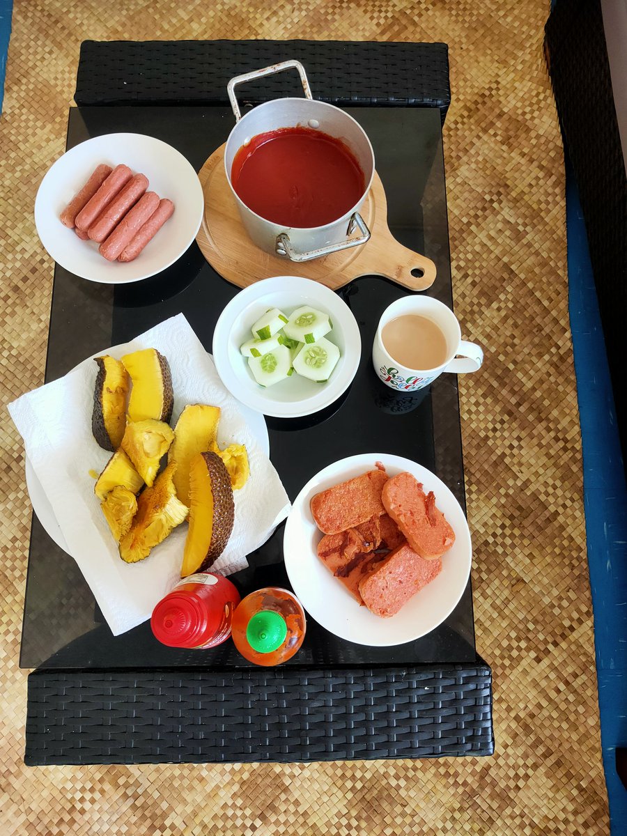 Brunch is ready. Now I have time to just cook & study 🤗 That's tomato soup in the pot 👩‍🍳 #COVIDLockdown 🇰🇮