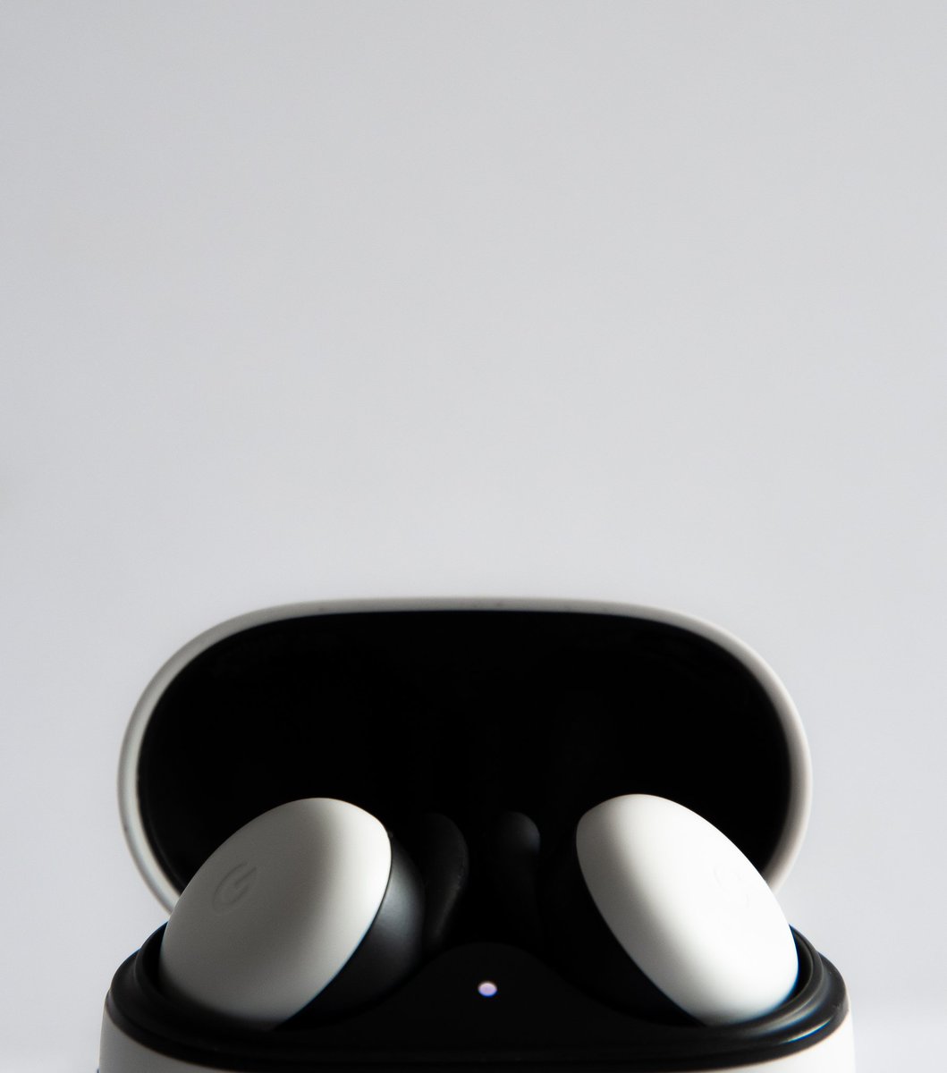 HafizN85's tweet photo. Been wanting to get my hands on these! This particular model Google have discontinued, now on the market they have is the A series model, a newer model but less function. #googlepixelbuds https://t.co/mJVrcw43OY