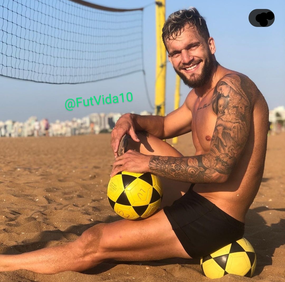 FutVida10's tweet photo. Que homem é esse ??? O goleiro Fernando Subtil está cada dia mais gostoso. 

😈😈😈😋😋😋

#Futebol #Soccer #Football #Sunga #SungaPreta #Praia #Gostoso #Tatuado #Macho #Safado #RioBrancoES #FernandoSubtilFV https://t.co/KCyYISEQL7